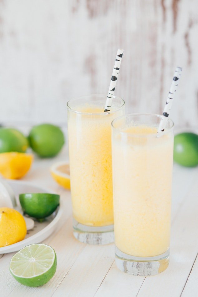 Billede af lemonade og flotte sugerør med lime
